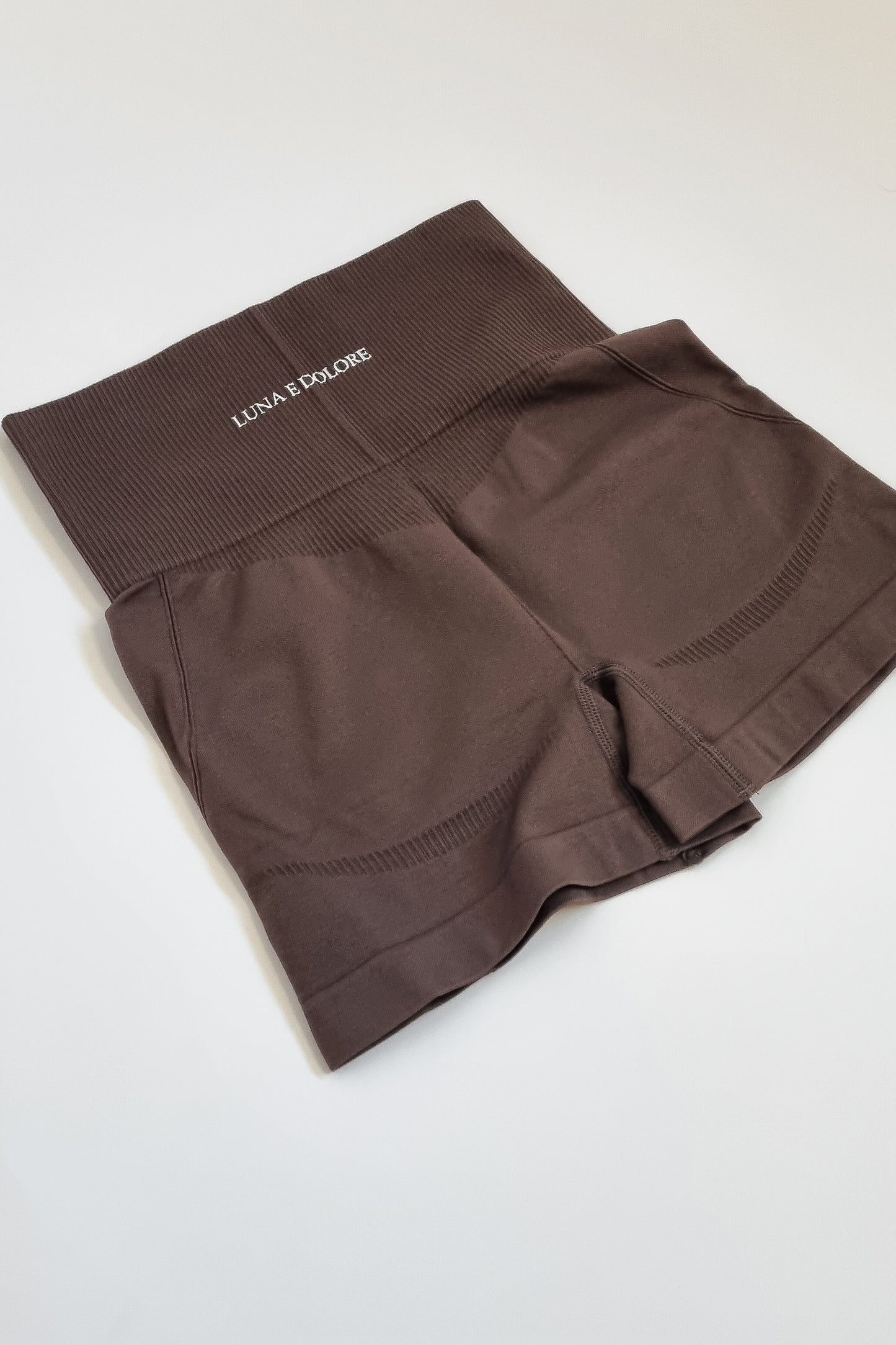 INVICTUS SEAMLESS DYNAMIC SHORTS IN CHOCOLATE BROWN