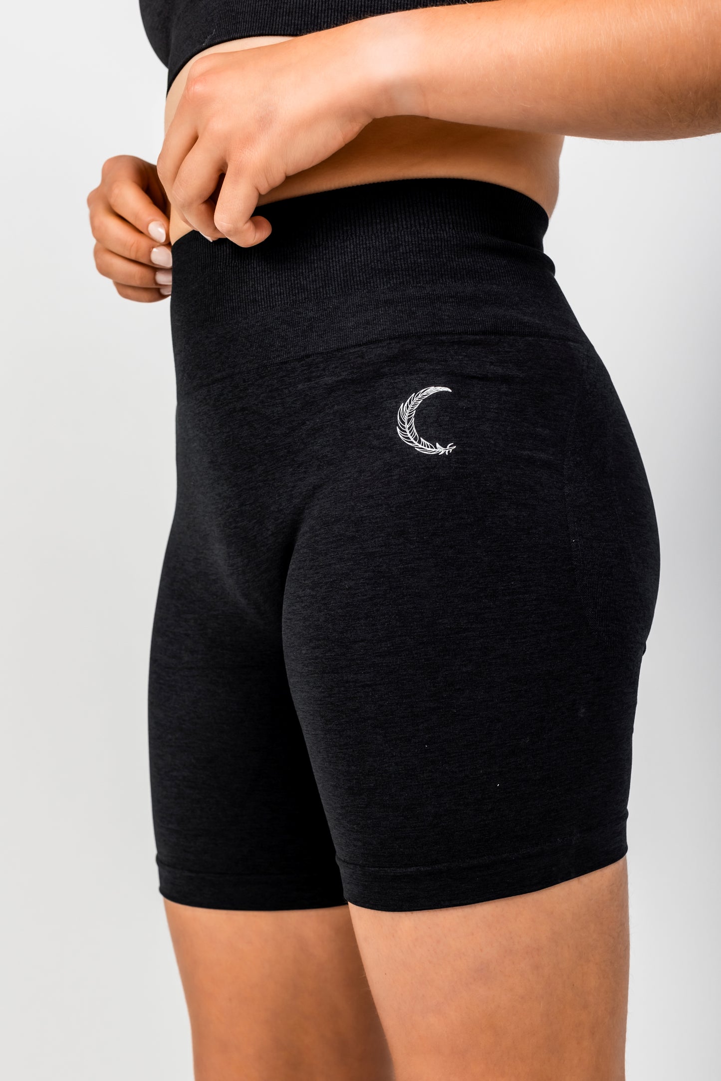 INVICTUS SEAMLESS SHORTS IN BLACK