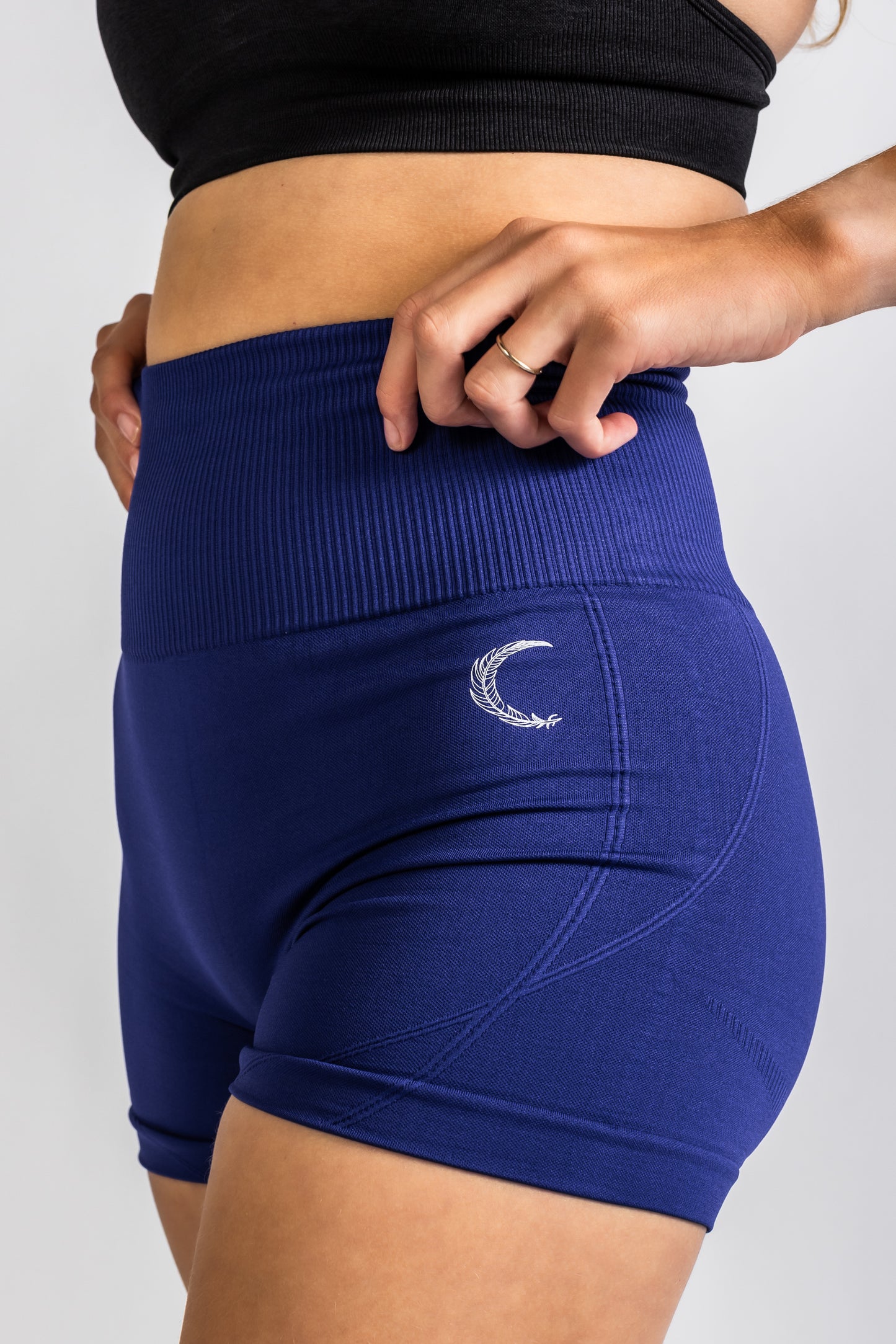 INVICTUS SEAMLESS DYNAMIC SHORTS IN NAVY BLUE