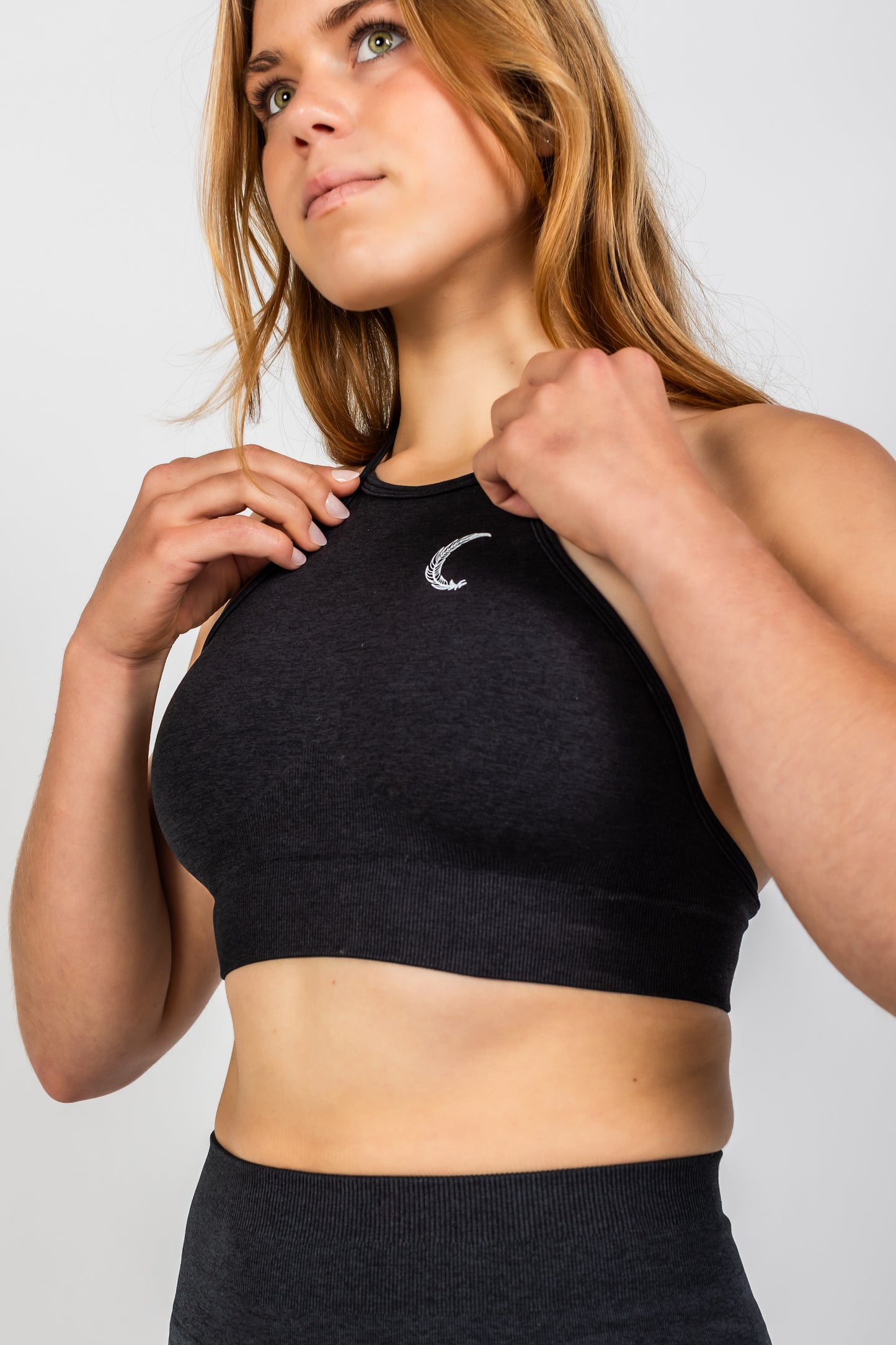 INVICTUS SEAMLESS SPORTS BRA IN BLACK