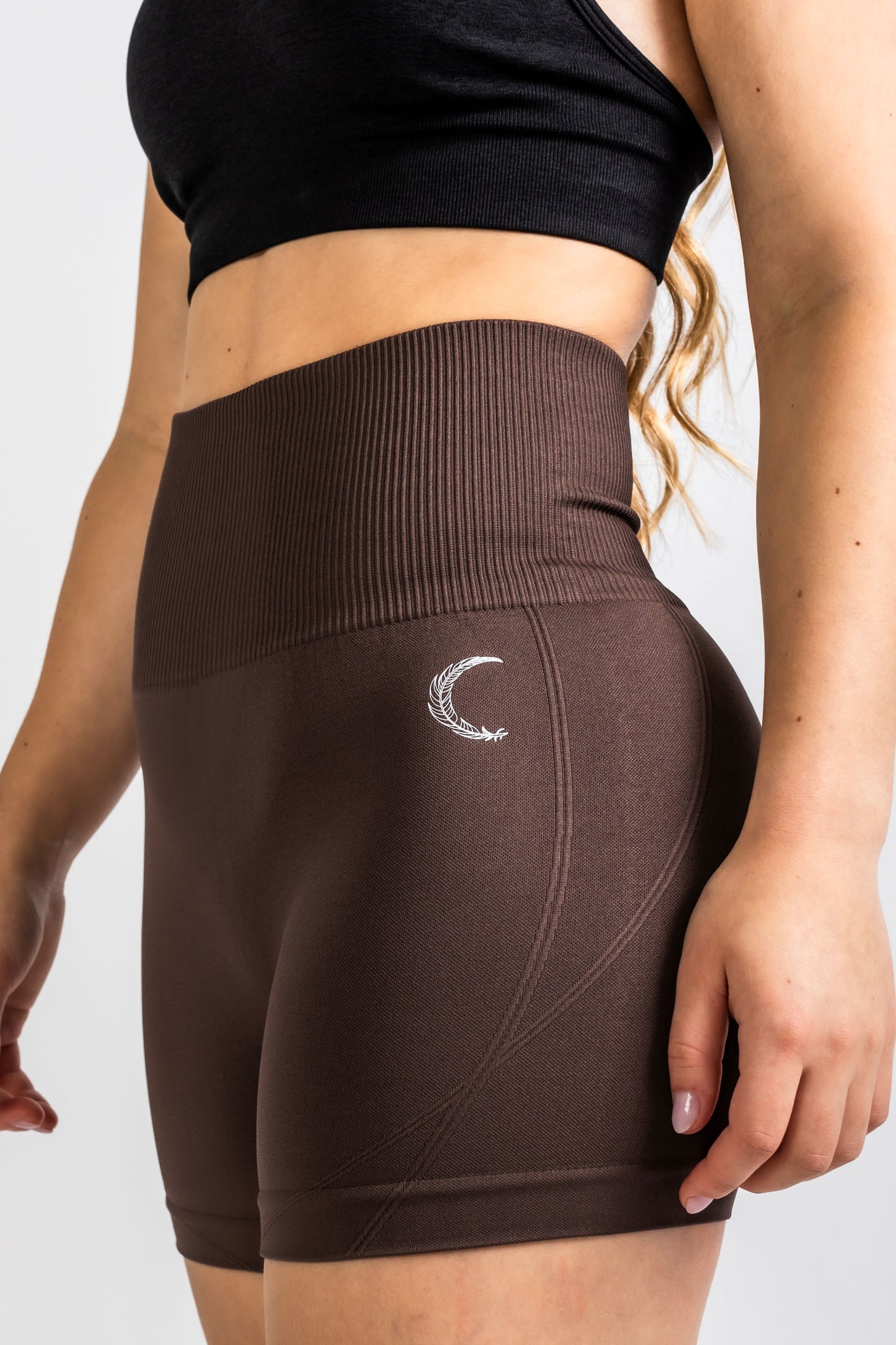 INVICTUS SEAMLESS DYNAMIC SHORTS IN CHOCOLATE BROWN
