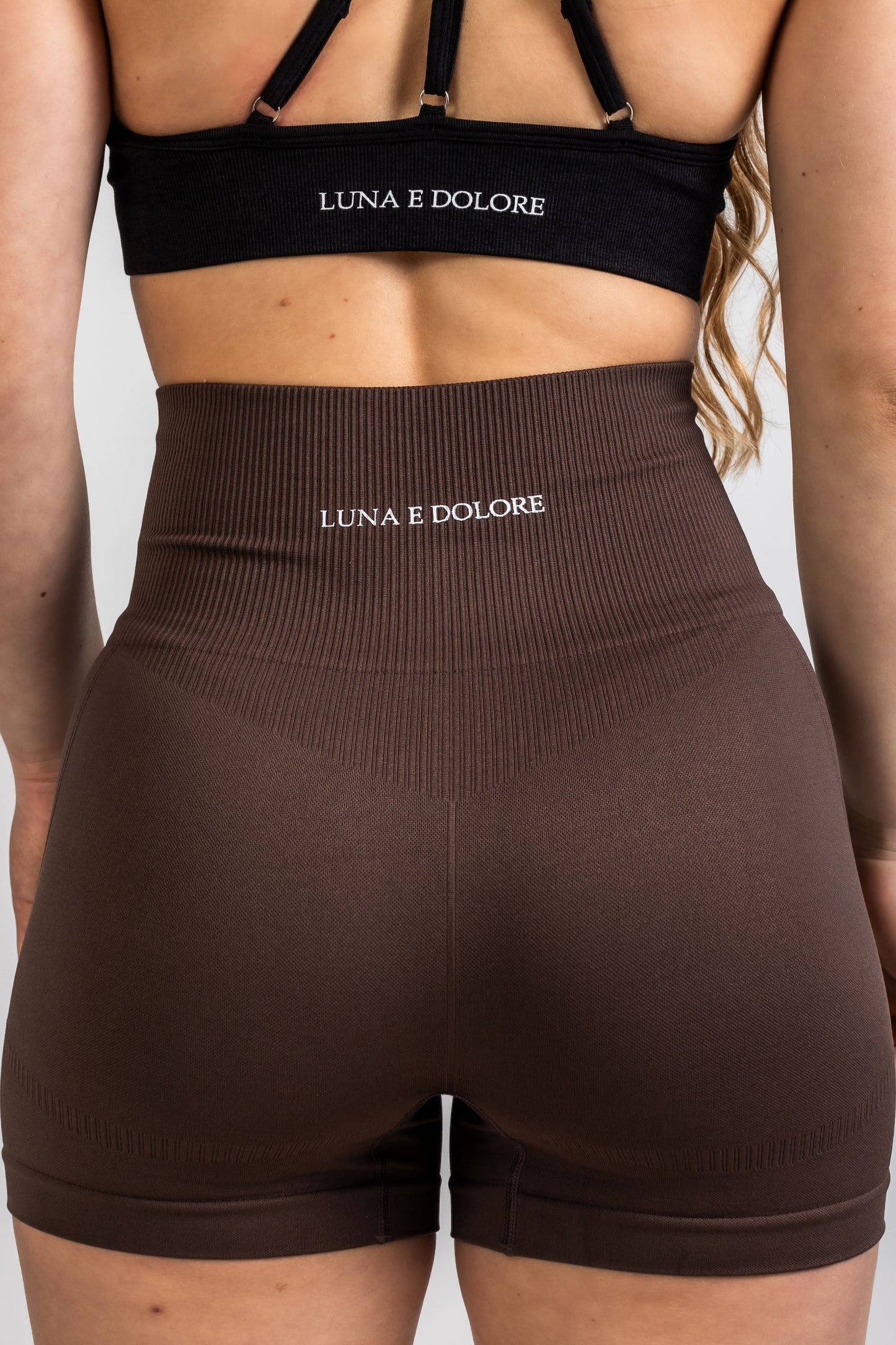 INVICTUS SEAMLESS DYNAMIC SHORTS IN CHOCOLATE BROWN
