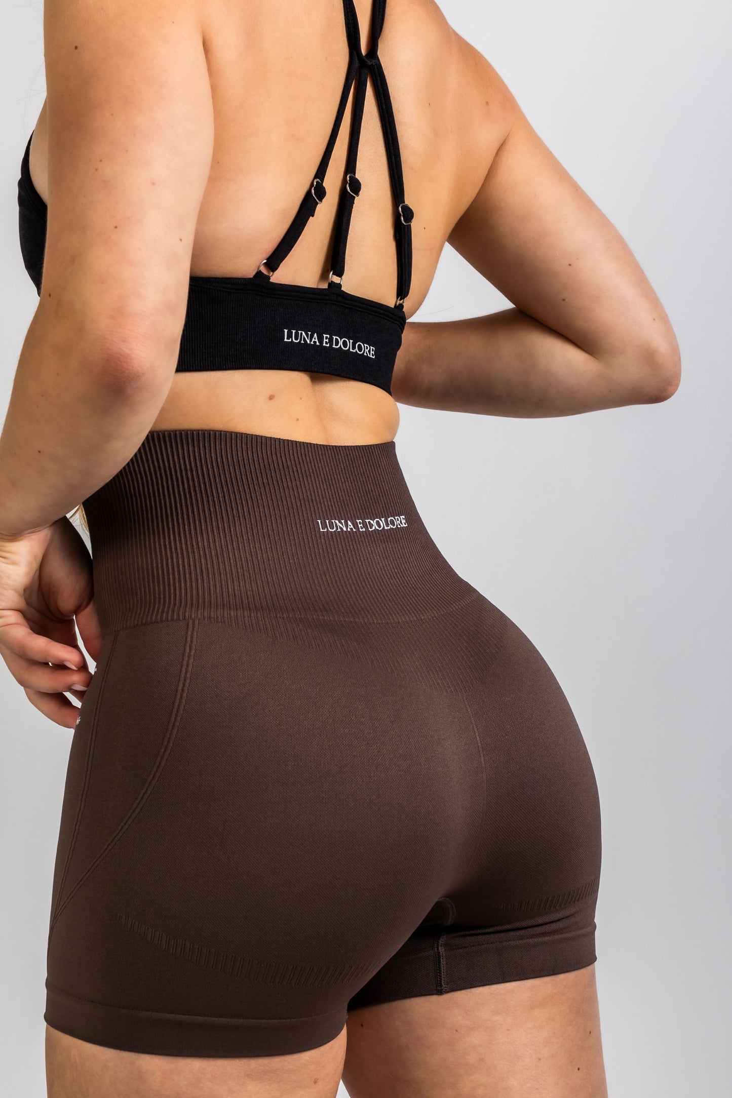 INVICTUS SEAMLESS DYNAMIC SHORTS IN CHOCOLATE BROWN